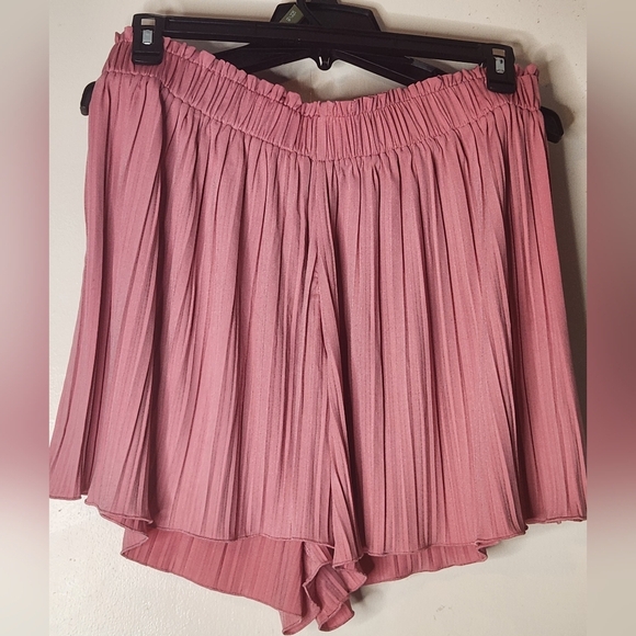 LOFT Pleated Pink Women's Shorts - Picture 1 of 3